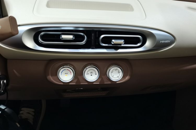 五菱汽车 宏光MINIEV 2025款 四门版 进阶款中控内饰16