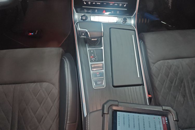 奥迪A6L 2024款 55 TFSI quattro 尊享动感型中控内饰18