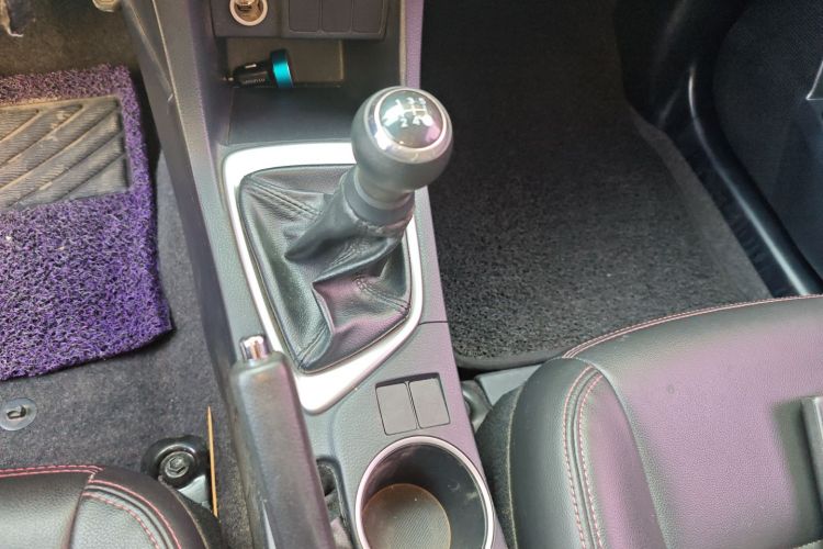 丰田 雷凌 2016款 1.6G 手动精英版中控内饰18