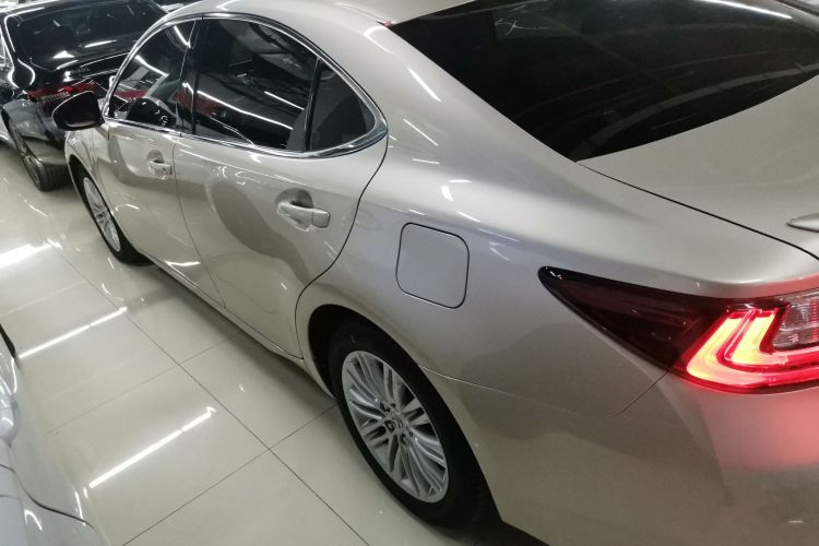 雷克萨斯ES 2015款 200 精英版车身外观4