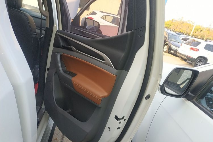 上汽大通MAXUS 大通T70 2019款 2.0T柴油自动四驱舒享型标箱高底盘中控内饰7006