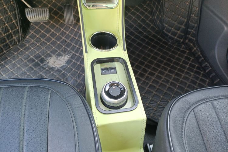 吉利银河 2023款 熊猫mini 200km 耐力熊中控内饰18