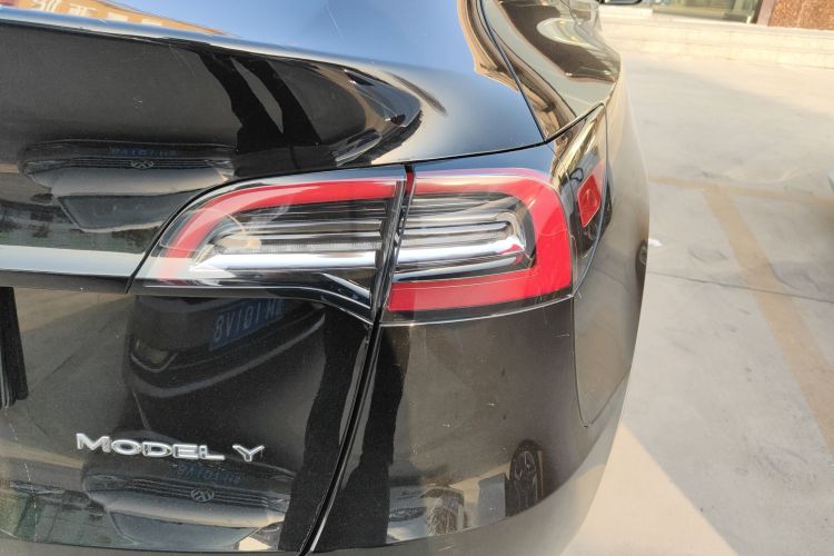 特斯拉 Model Y 2021款 长续航全轮驱动版车身外观9