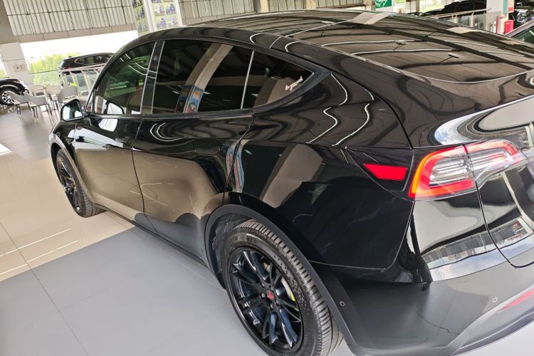 特斯拉 Model Y 2022款 后轮驱动版车身外观4