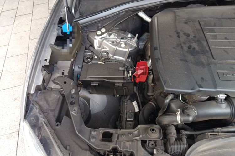 捷豹F-PACE 2020款 2.0T 赛旗版机舱底盘25