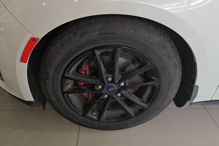 福特 福克斯 2018款 三厢经典 EcoBoost 180 自动精英型车身外观35