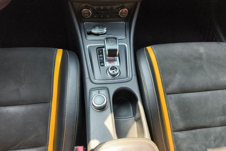 奔驰CLA AMG 2017款 AMG CLA 45 4MATIC 暗夜雷霆限量版中控内饰18