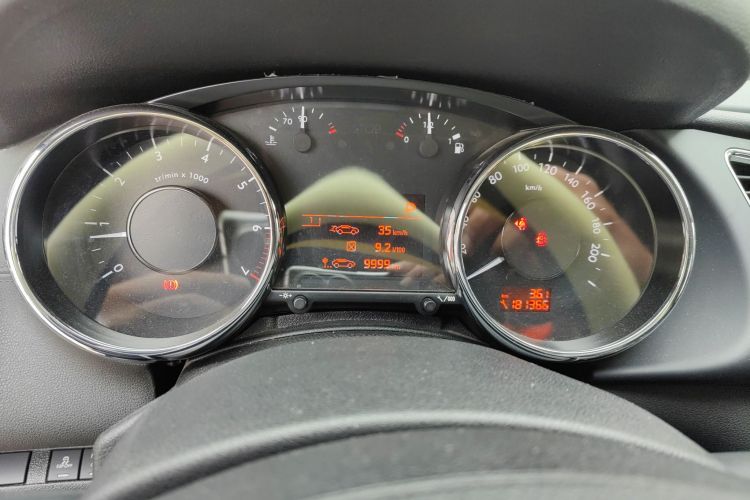 标致3008 2013款 2.0L 自动潮流版中控内饰14