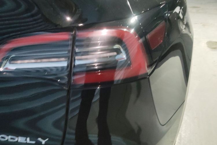 特斯拉 Model Y 2021款 长续航全轮驱动版车身外观9