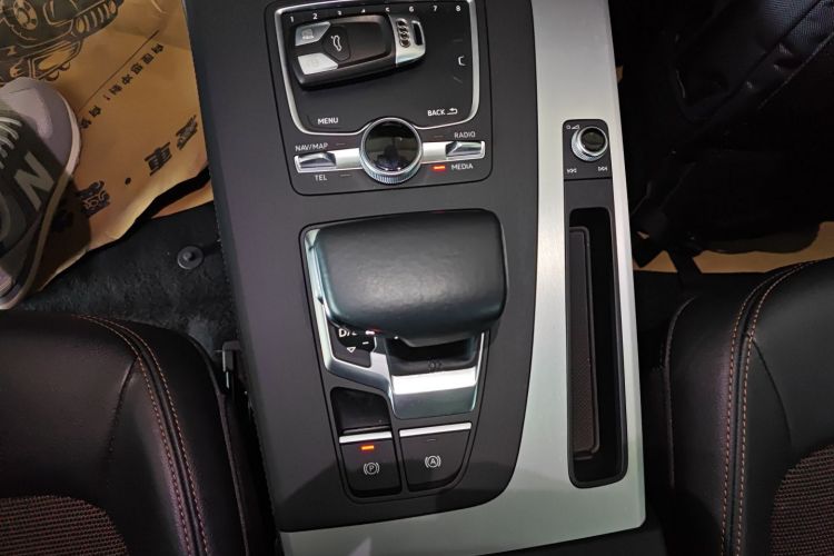 奥迪Q5L 2018款 40 TFSI 荣享时尚型 国V中控内饰18