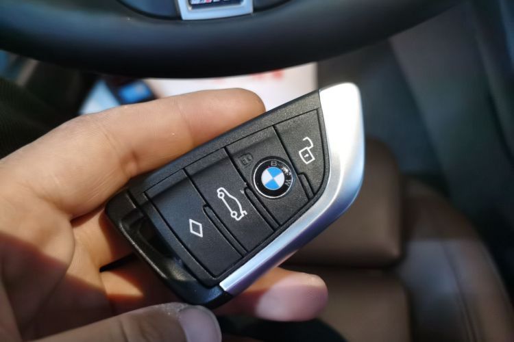 宝马3系 2022款 改款 325i M运动曜夜套装中控内饰11