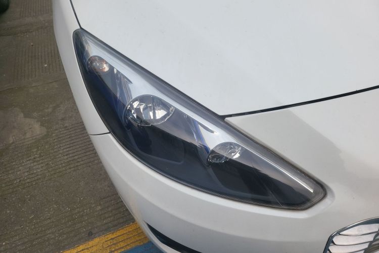 标致308 2014款 乐享版 经典 1.6L 手动风尚型车身外观8