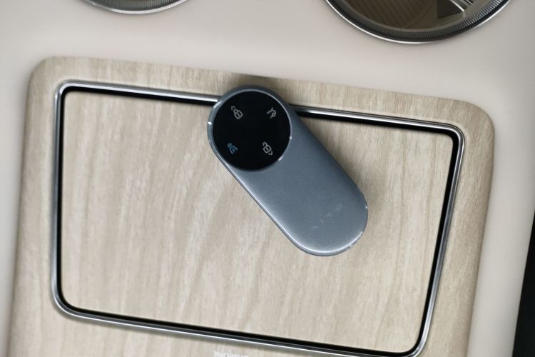 鸿蒙智行 问界M8 2025款 增程 Ultra版 53.4kWh 5座版中控内饰7001