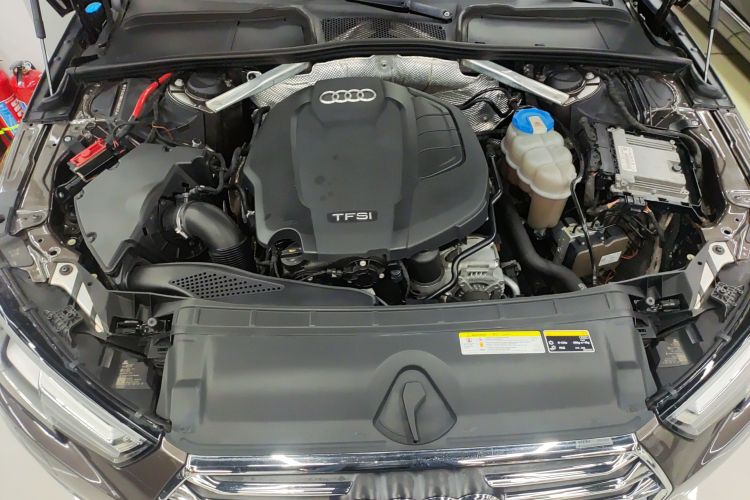 奥迪A4L 2017款 40 TFSI 时尚型机舱底盘24