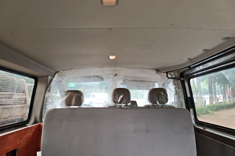 上汽大通MAXUS 新途V80 2017款 2.5T 5挡手动傲运通国IV短轴超低顶5/6/10座局部细节22