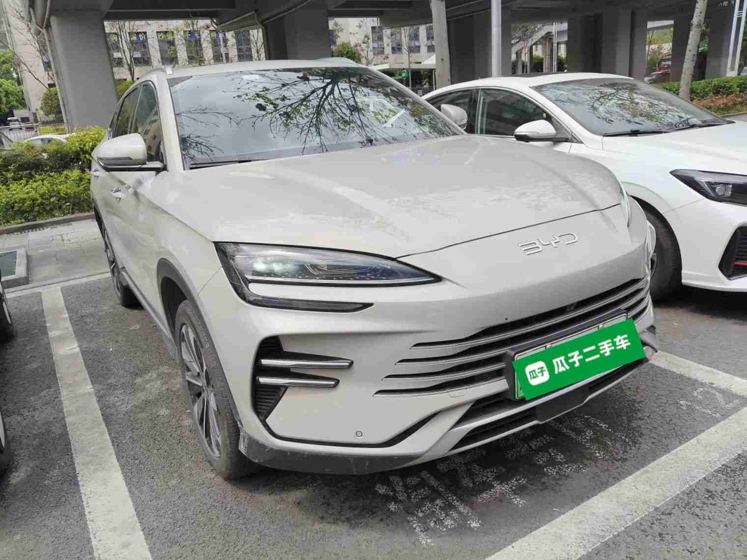 车辆右前45度外观展示