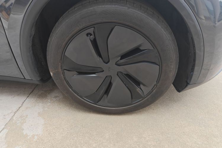 特斯拉 Model Y 2025款 后轮驱动 首发版车身外观10