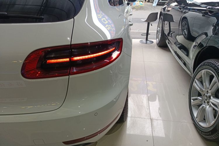 保时捷 2017款  Macan Turbo 3.6T车身外观9