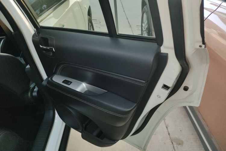 Jeep 指南者(进口) 2014款 改款 2.4L 四驱舒适版中控内饰45