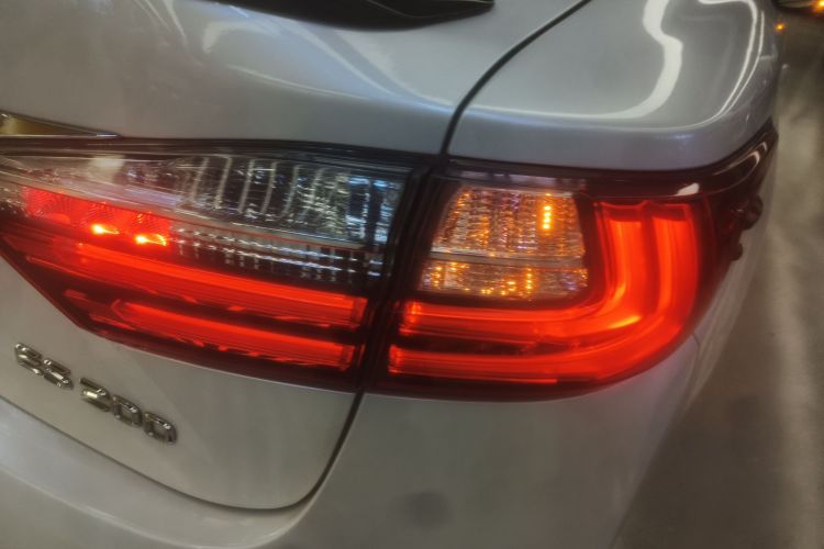 雷克萨斯ES 2017款 200 30周年纪念版车身外观9