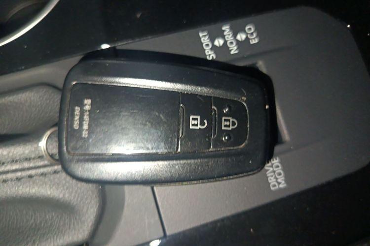 丰田 汉兰达 2022款 双擎 2.5L 两驱精英版 7座中控内饰11