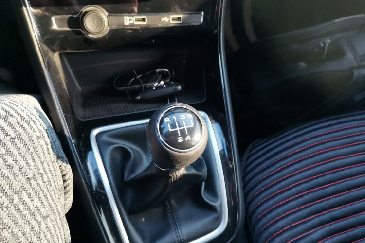 荣威i5 2020款 1.5L 手动4G互联领豪版中控内饰18