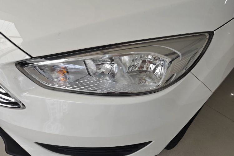 福特 福克斯 2018款 三厢经典 1.6L 自动舒适型智行版局部细节36