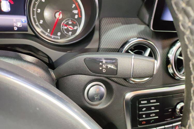 奔驰GLA 2019款 GLA 200 时尚型中控内饰18