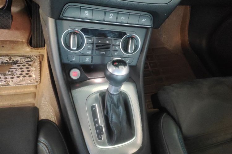 奥迪Q3 2017款 35 TFSI 运动型中控内饰18