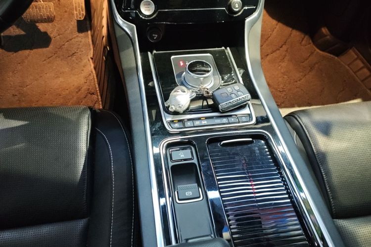 捷豹XF 2016款 XF 2.0T 两驱R-Sport运动版局部细节18