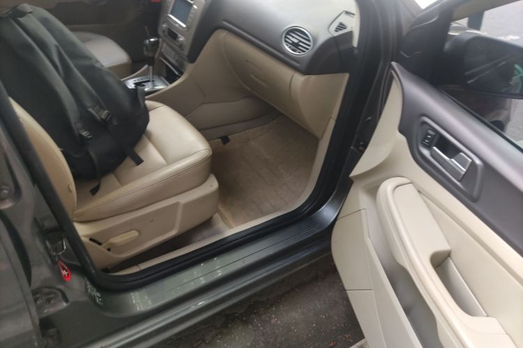 福特 福克斯 2013款 两厢经典 1.8L 自动时尚型局部细节9005