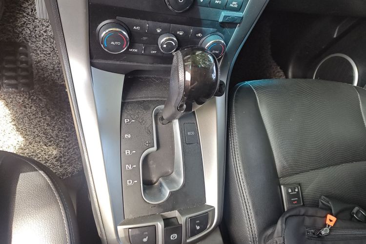 雪佛兰 科帕奇 2015款 2.4L 四驱旗舰版 7座中控内饰18