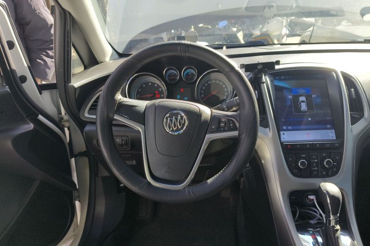 别克 英朗 2014款 XT 1.6L 自动时尚版中控内饰13