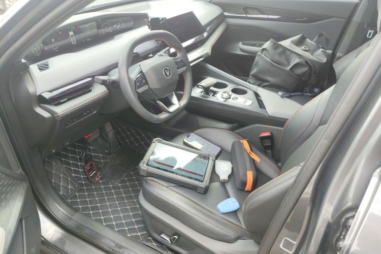 长安UNI-V 2022款 1.5T 尊贵型中控内饰20