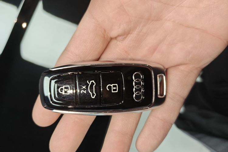 奥迪A8 2024款 A8L 50 TFSI quattro 臻选型中控内饰7001