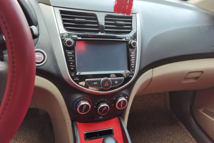 现代 瑞纳 2014款 1.4L 自动领先型GLX中控内饰16