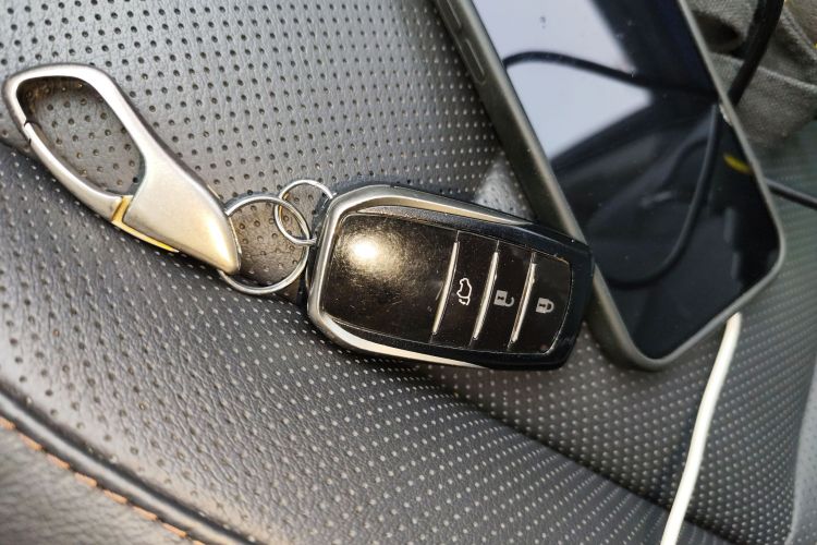 丰田 汉兰达 2015款 2.0T 四驱至尊版 7座中控内饰11