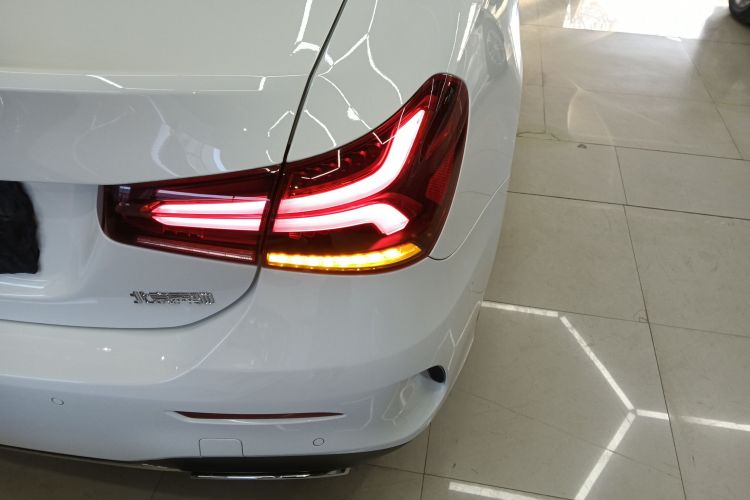 奔驰A级 2020款 改款 A 200 L 运动轿车动感型车身外观9