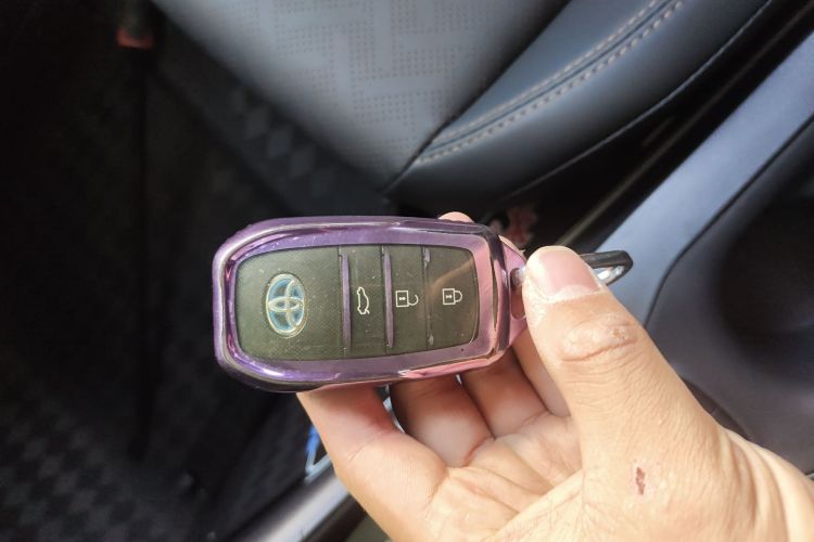 丰田 雷凌 2023款 智能电混双擎 1.8L 运动版中控内饰11