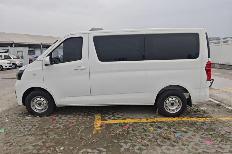 长安凯程 长安睿行EM60 2025款 客运版 舒适型 6座 300km 背掀门车身外观4