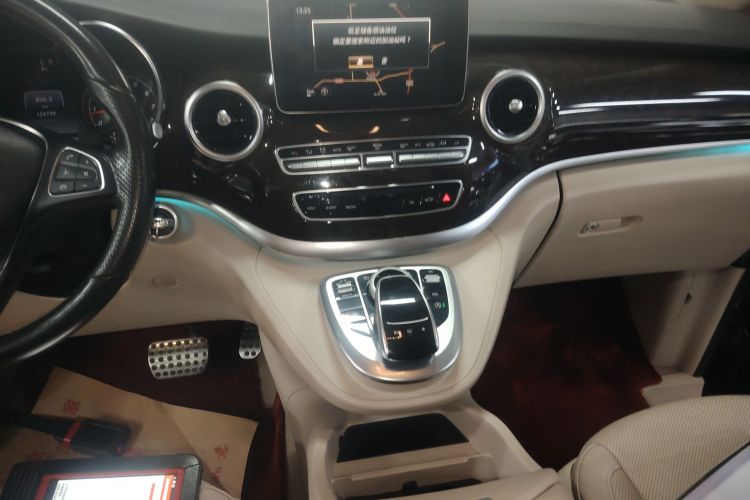 奔驰V级 2016款 V 260 L 尊贵加长版中控内饰16