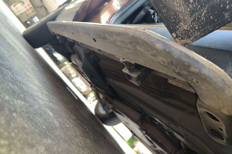 路虎 发现神行 2016款 2.0T 上市限量版机舱底盘29