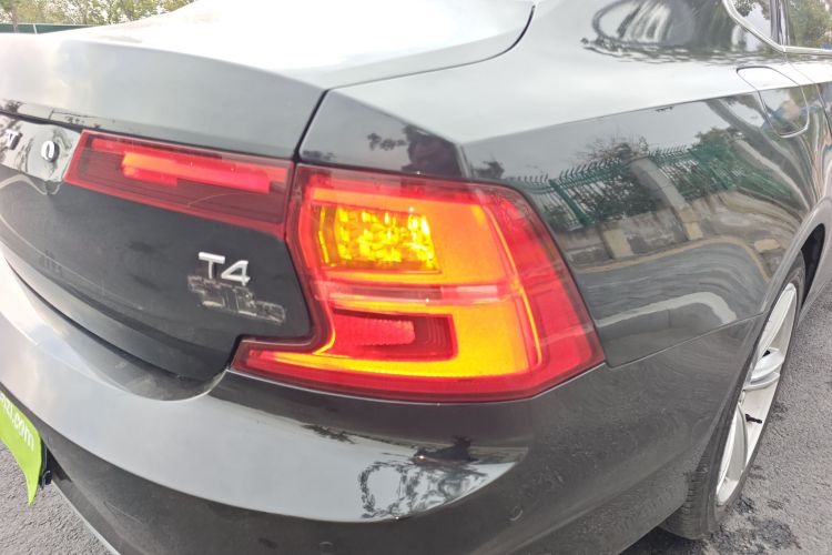 沃尔沃S90 2018款 T4 智远版车身外观9