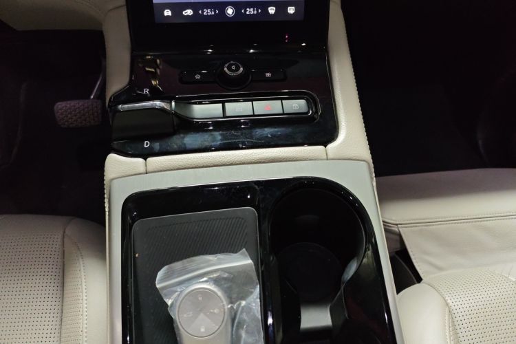 蔚来ES8 2018款 355KM 基准版 七座版中控内饰18