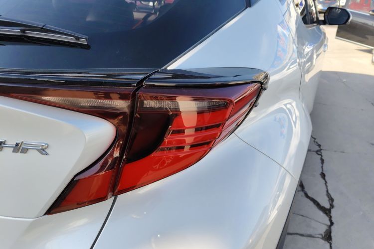 丰田C-HR 2021款 2.0L 豪华版车身外观9