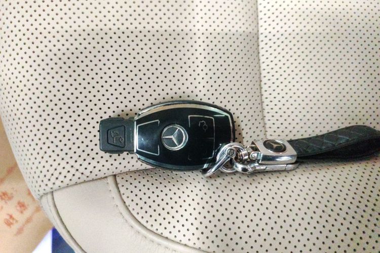 奔驰V级 2018款 V 260 尊贵版 国VI中控内饰11