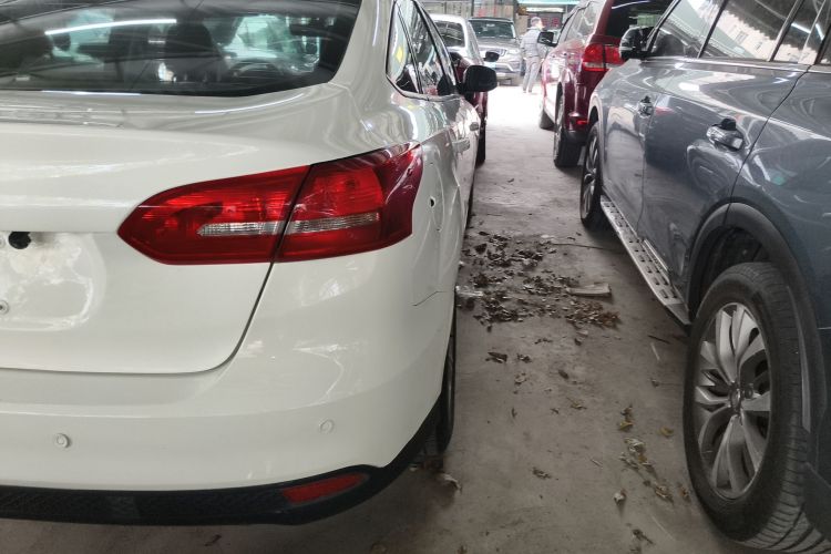 福特 福克斯 2015款 三厢 1.6L 手动舒适型车身外观9