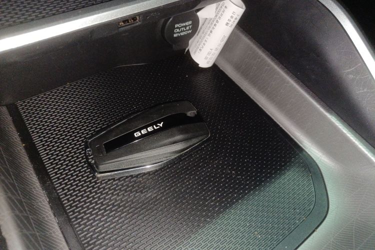 吉利汽车 帝豪 2026款 第4代 400万纪念款 1.5L CVT飞越型中控内饰11