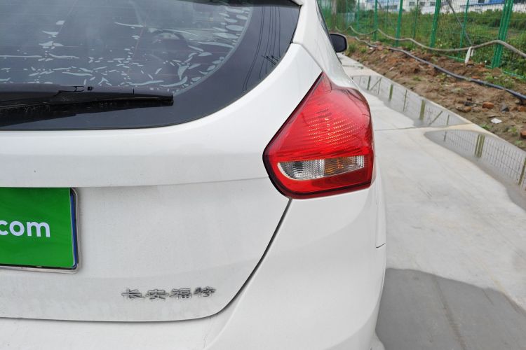 福特 福克斯 2015款 两厢 1.6L 自动风尚型车身外观9