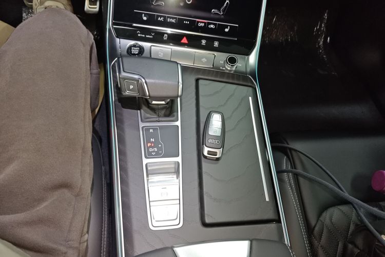 奥迪A6L 2025款 45 TFSI quattro 臻选动感型中控内饰18